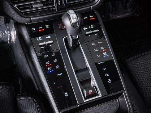Certified 2026 Porsche Macan AWD/4WD image 24
