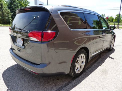 Used 2019 Chrysler Pacifica Touring-L Plus w/ Tire & Wheel Group FWD image 10