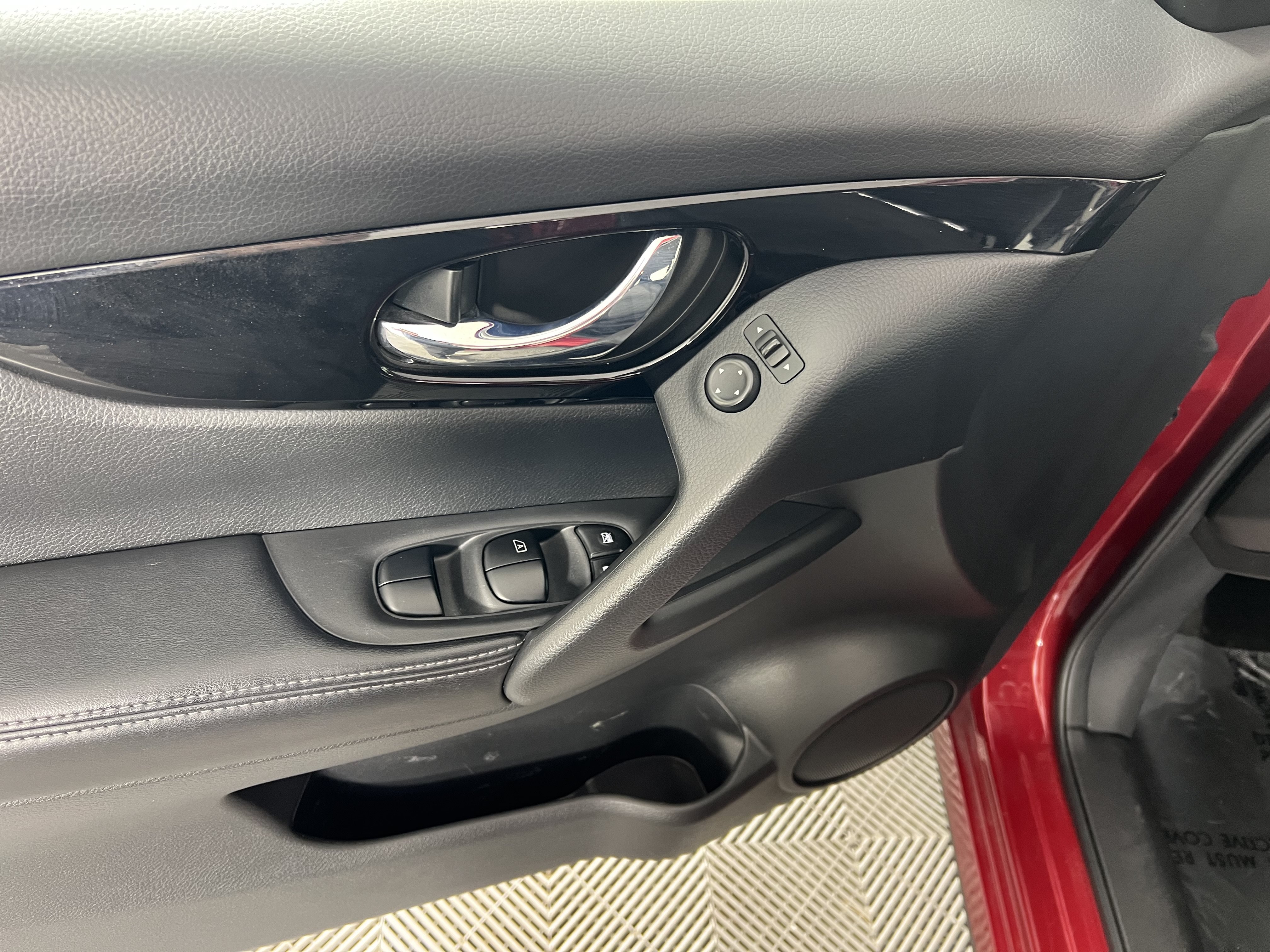 Used 2018 Nissan Rogue Sport SV AWD/4WD image 18