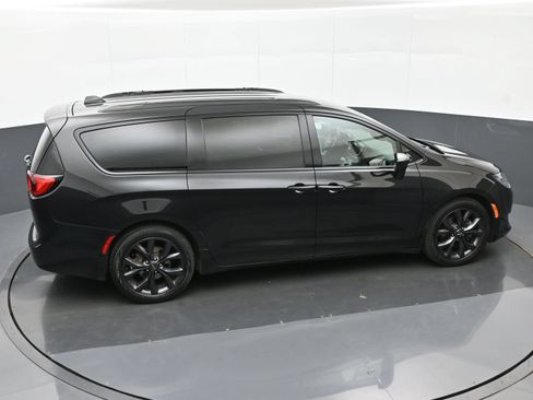 Used 2018 Chrysler Pacifica Touring-L Plus w/ Advanced Safetytec Group FWD image 33