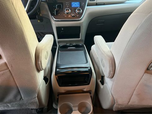 Used 2015 Toyota Sienna LE FWD image 20