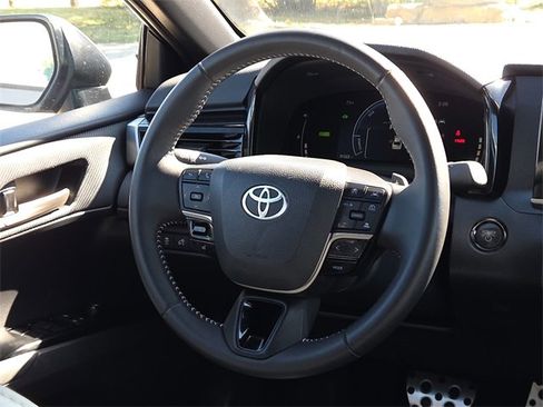 Used 2025 Toyota Camry SE image 14