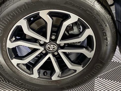 Used 2025 Toyota Corolla Cross AWD Hybrid w/ Moonroof Package image 28