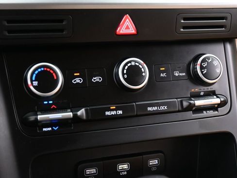 Used 2024 Kia Carnival LX FWD image 20
