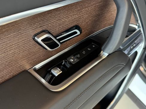 Used 2025 Land Rover Range Rover SE image 40