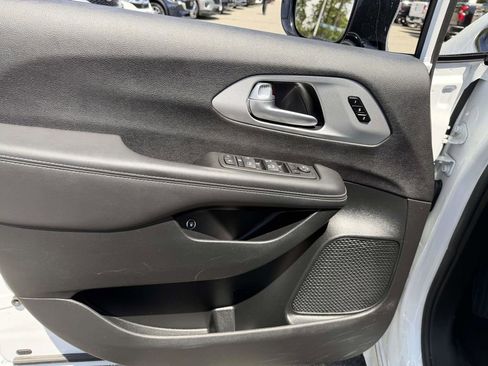 Used 2024 Chrysler Pacifica Limited FWD image 22