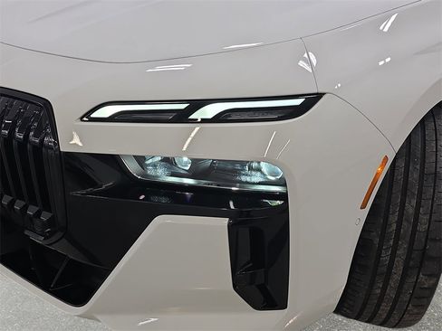 Used 2023 BMW i7 xDrive60 w/ Parking Assistance Package image 31