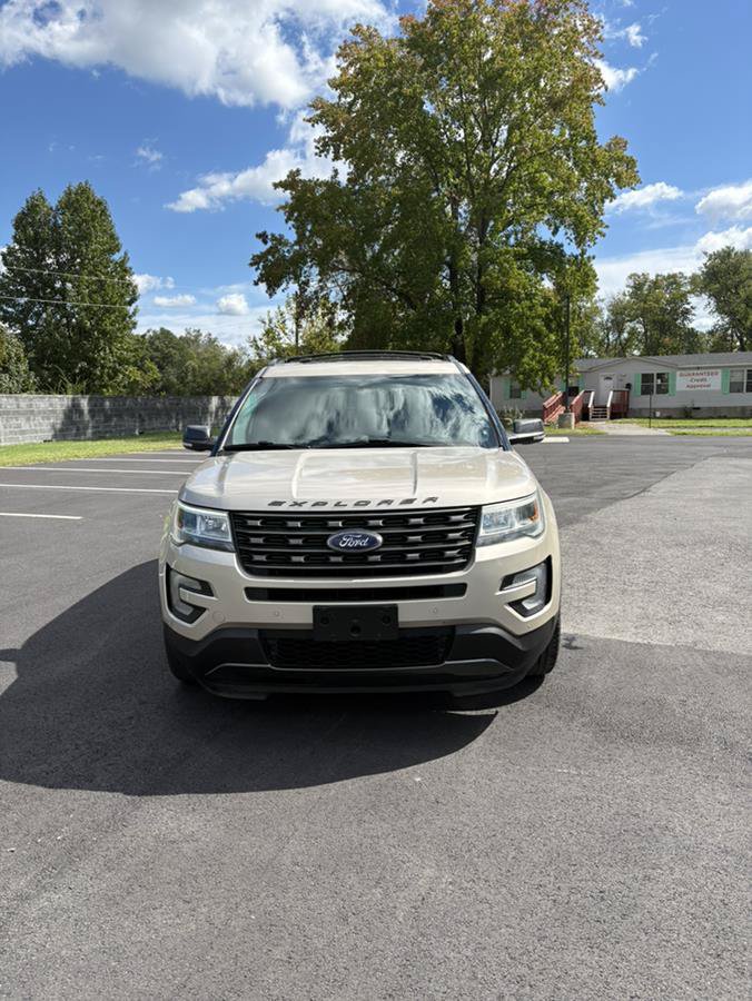 Used 2017 Ford Explorer XLT w/ Equipment Group 202A AWD/4WD image 8