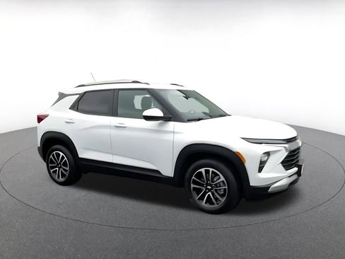 Used 2025 Chevrolet TrailBlazer LT image 2