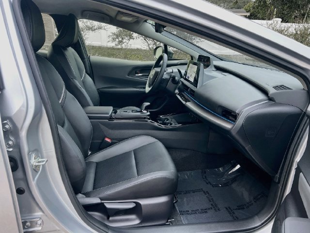 Used 2025 Toyota Prius XLE FWD image 30