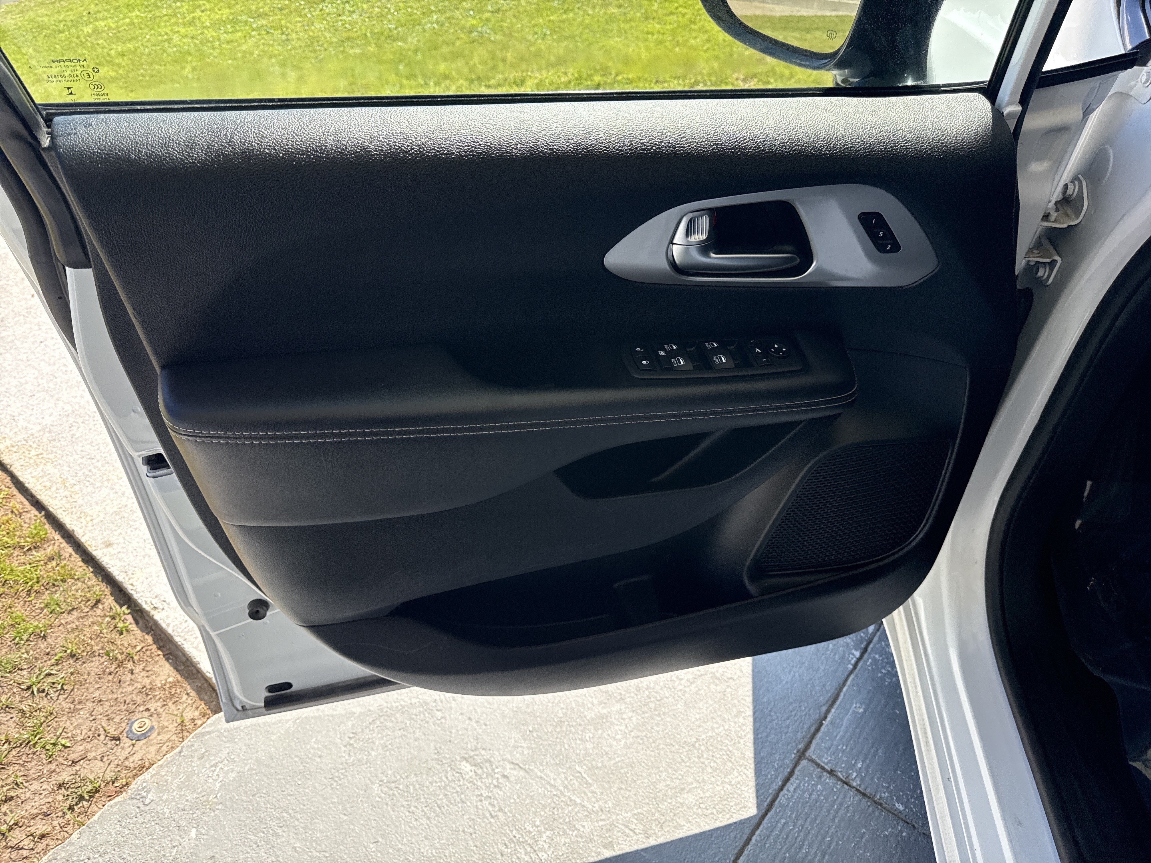 Used 2025 Chrysler Pacifica Limited FWD image 13