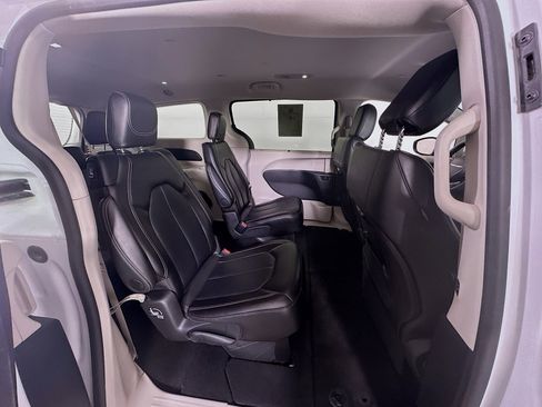 Used 2024 Chrysler Pacifica Touring-L image 28