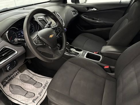 Used 2018 Chevrolet Cruze LT w/ Convenience Package FWD image 9