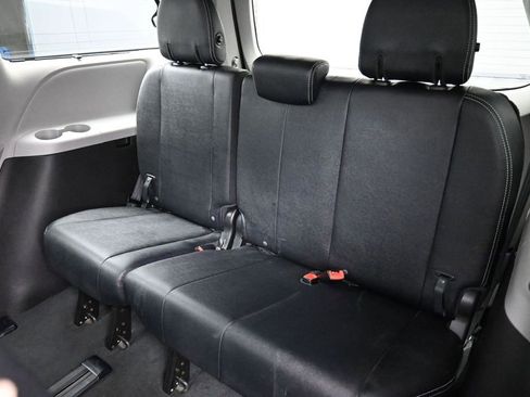 Certified 2019 Toyota Sienna SE w/ SE Preferred Package AWD/4WD image 22