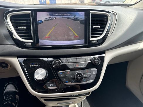 Used 2024 Chrysler Pacifica Touring-L FWD image 15