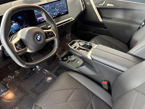 Used 2025 BMW iX xDrive50 w/ Premium Package AWD/4WD image 4