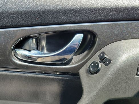 Used 2018 Nissan Rogue SV w/ Premium Package FWD image 18