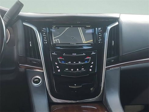Used 2018 Cadillac Escalade ESV Luxury image 16