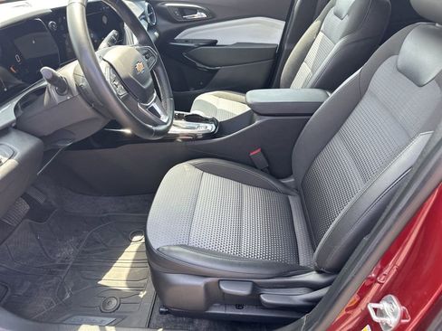 Used 2025 Chevrolet Trax LT w/ Driver Confidence Package FWD image 12
