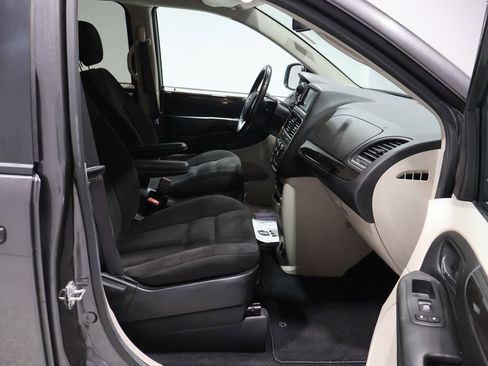 Used 2018 Dodge Grand Caravan SE w/ UConnect Hands-Free Group image 21