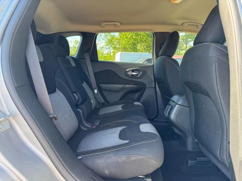 Used 2014 Jeep Cherokee Latitude w/ Cold Weather Group AWD/4WD image 18