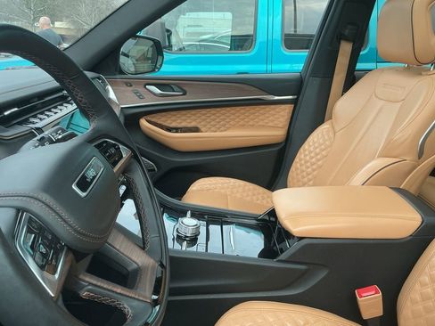 Used 2022 Jeep Grand Cherokee Summit w/ Luxury Tech Group V image 6