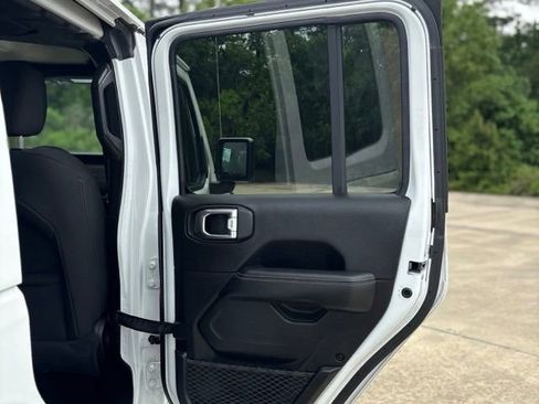 Used 2022 Jeep Wrangler Unlimited Sahara w/ Cold Weather Group AWD/4WD image 19