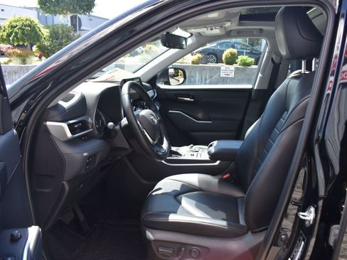 Used 2023 Toyota Highlander XLE AWD/4WD image 18