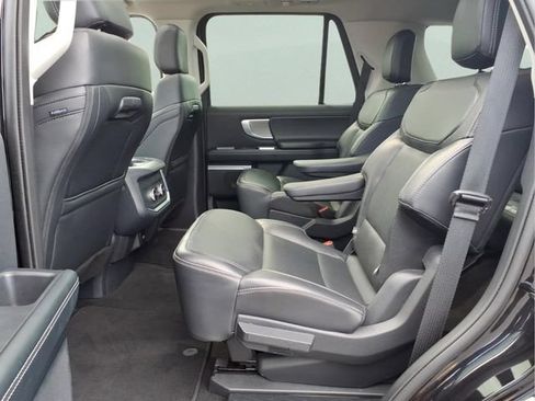 Used 2025 Ford Expedition Platinum AWD/4WD image 19
