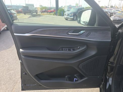 Used 2025 Jeep Grand Cherokee Limited w/ Black Appearance Package image 11