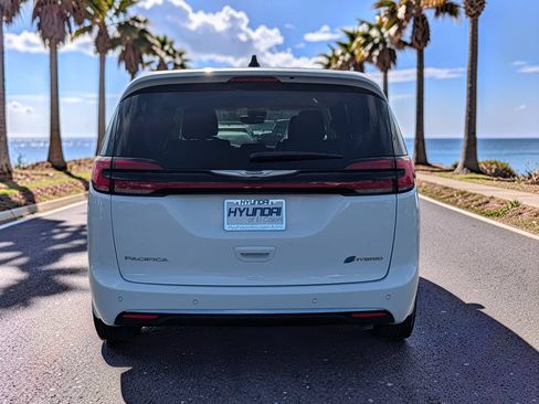 Used 2024 Chrysler Pacifica Limited FWD image 5