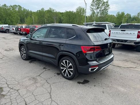 Used 2023 Volkswagen Taos SE AWD/4WD image 2