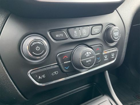 Used 2022 Jeep Cherokee Latitude Lux image 24