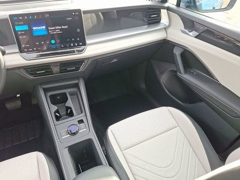 Certified 2025 Volkswagen Tiguan SE w/ Panoramic Sunroof Package image 16