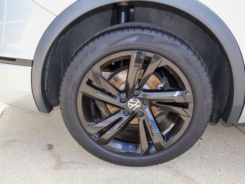 Used 2023 Volkswagen Tiguan SE R-Line FWD image 9