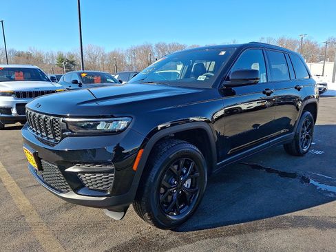Certified 2025 Jeep Grand Cherokee Altitude image 3