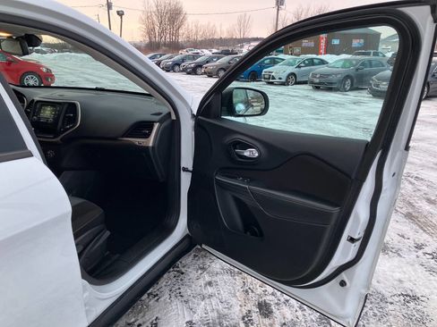 Used 2015 Jeep Cherokee Sport image 13