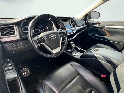 Used 2019 Toyota Highlander XLE AWD/4WD image 13