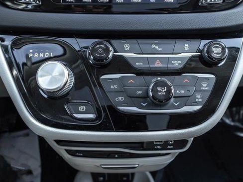 Used 2019 Chrysler Pacifica Touring-L Plus image 19