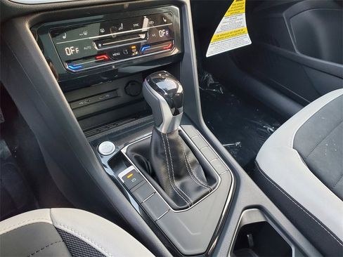 Certified 2025 Volkswagen Taos SE w/ Panoramic Sunroof Package image 15