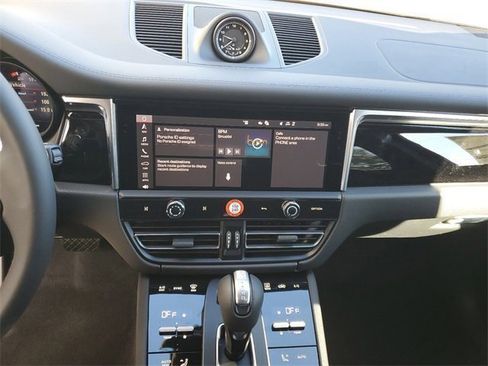 Used 2025 Porsche Macan image 21