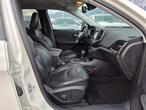 Used 2019 Jeep Cherokee Trailhawk AWD/4WD image 31