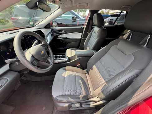 Used 2025 Chevrolet Trax LT FWD image 25