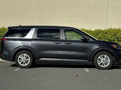 Used 2024 Kia Carnival LX image 3