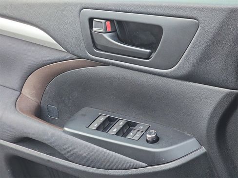 Used 2017 Toyota Highlander LE image 31