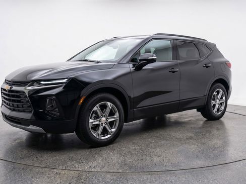 Used 2025 Chevrolet Blazer LT FWD image 3