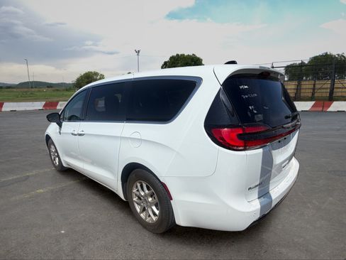 Used 2024 Chrysler Pacifica Touring-L FWD image 4