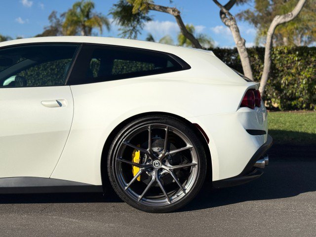 Used 2017 Ferrari GTC4Lusso AWD/4WD image 4