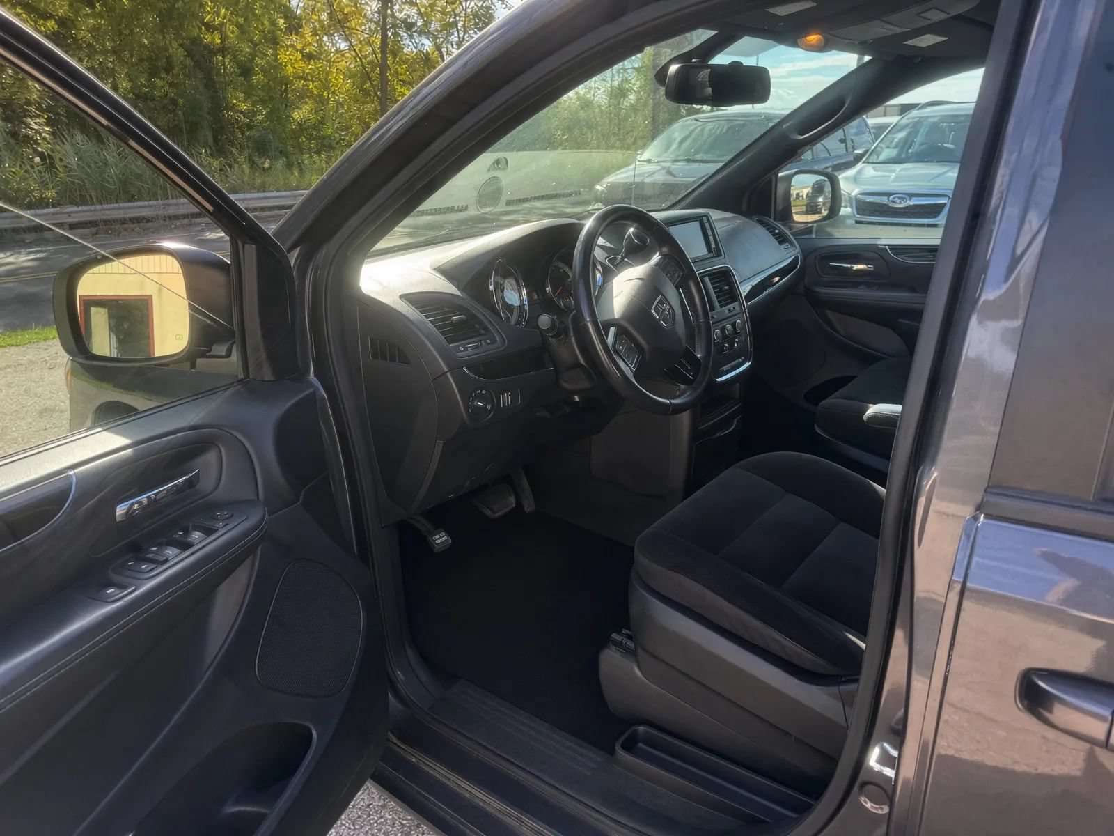 Used 2018 Dodge Grand Caravan SE FWD image 9