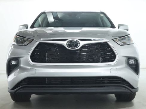 Used 2022 Toyota Highlander XLE AWD/4WD image 5